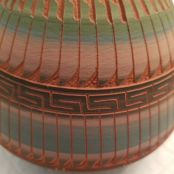Navajo Red Clay Hand Etched Art Vase Signed - Picture 5 of 5